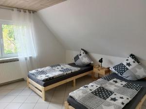 シュネーヴァーディンゲンにあるWruck,Ferienwohnungのベッドルーム1室(ベッド2台、窓付)