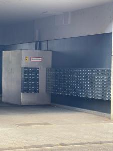 eine leere Parkgarage mit Schild an der Wand in der Unterkunft Gemütliches Apartment Nähe Medienhafen S-Bahn und free Parken in Düsseldorf