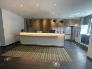 an office lobby with a reception counter and a rug at Gemütliches Apartment Nähe Medienhafen S-Bahn und free Parken in Düsseldorf