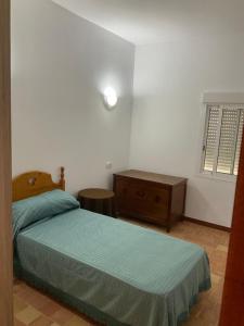 1 dormitorio con 1 cama, vestidor y ventana en Ca La Rubia en Benifairó de Les Valls