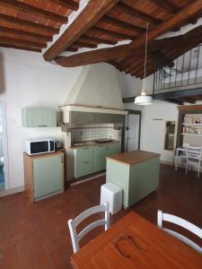 una cucina con tavolo e piano cottura forno superiore di Loft - Le Maioliche a Montelupo Fiorentino