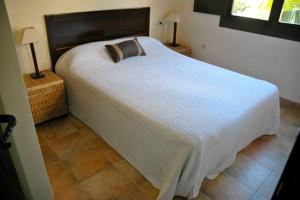 - un grand lit blanc dans une chambre avec deux lampes dans l'établissement HL 001 Holiday rentals 3 Bedrooms 2 Bathroom, à Fuente Alamo