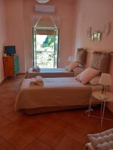 sypialnia z dużym łóżkiem i kanapą w obiekcie La Suite dei Ricami w mieście Agrigento