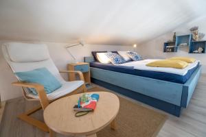 1 dormitorio con 1 cama, 1 silla y 1 mesa en Libera1 en Stara Baška