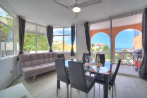 阿德赫的住宿－Ocean Hill - Ocean View, Terrace, BBQ, WIFI，客厅配有沙发和桌椅