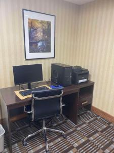 una oficina con escritorio, ordenador y silla en SureStay by Best Western Grayson, en Grayson