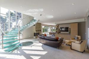 ein Wohnzimmer mit einer Treppe und einer Couch in der Unterkunft Luxueuse Villa Charleston - Vue mer, Sauna Hammam in Antibes