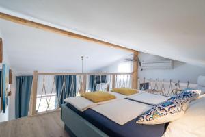 1 dormitorio con cama y ventana grande en Libera1 en Stara Baška