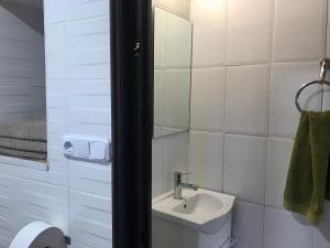 Apartamento Begur (costa brava) في بيغور: حمام أبيض مع حوض ومرآة