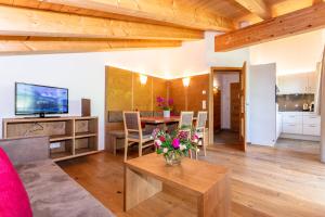 Televízia a/alebo spoločenská miestnosť v ubytovaní Appartements Ferienwohnungen Unser Unterberg