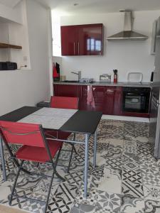 cocina con mesa y sillas en una habitación en Les Jolis Nids - Studio Rouge Gorge, en La Roche-Posay