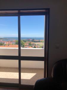 een groot raam met uitzicht op de oceaan bij Apartamento Viana in Viana do Castelo