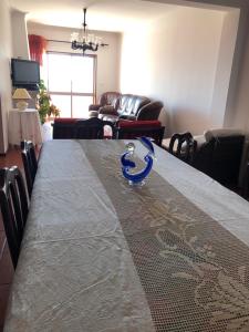 een lange tafel met een blauw lint erop bij Apartamento Viana in Viana do Castelo