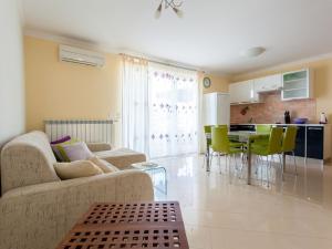 Fotografie z fotogalerie ubytování Modern Apartment in The Croatian Islands with Terrace v destinaci Malinska