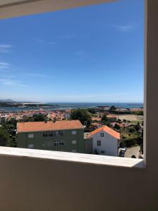 een raam met uitzicht op de stad bij Apartamento Viana in Viana do Castelo