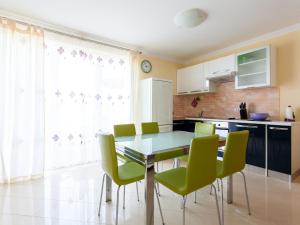 Fotografie z fotogalerie ubytování Modern Apartment in The Croatian Islands with Terrace v destinaci Malinska