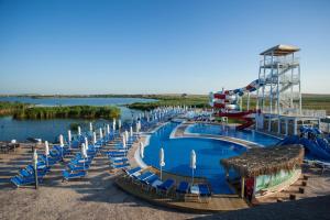 O vedere a piscinei de la sau din apropiere de Peninsula Resort