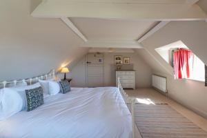 伍德布里奇的住宿－Butley Priory Farmhouse 12，阁楼卧室配有一张白色大床