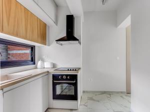 Dapur atau dapur kecil di Sanders Old Port - Pleasant 1-Bdr Apt w Balcony