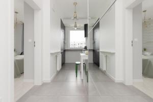 Zdjęcie z galerii obiektu Metro Bielany Apartments by Noclegi Renters w Warszawie