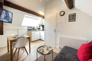 a small living room with a table and a kitchen at M12 - Le vieux MassyRER600mOrly20 minNetflixNeuf in Massy