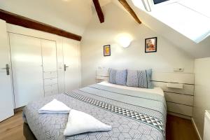 a bedroom with a bed with blue and white sheets at M12 - Le vieux MassyRER600mOrly20 minNetflixNeuf in Massy
