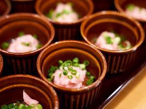 un grupo de pequeñas tazas de comida en una bandeja en Daiwa Roynet Hotel Toyama-Ekimae en Toyama