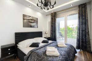 sypialnia z dużym łóżkiem i dwoma ręcznikami na nim w obiekcie About Art Apartments - Sikorskiego we Wrocławiu