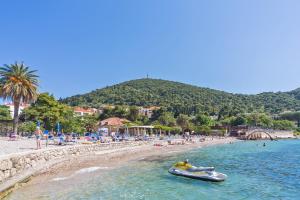 una persona en una balsa en el agua en una playa en Dubrovnik Luxury Residence – L’Orangerie en Dubrovnik