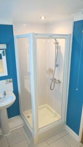 ein Badezimmer mit Dusche und Waschbecken in der Unterkunft Poplars in Aldeburgh + 18 Fotos