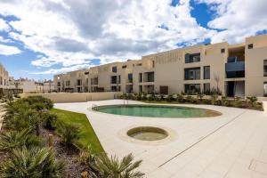 een binnenplaats met een zwembad voor een gebouw bij Casas do Forte Sun 4pax by Portugal Hideaway in Cabanas de Tavira