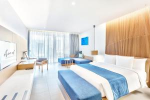 een hotelkamer met een groot bed en een bank bij Ace of Hua Hin Resort - SHA PLUS in Cha Am