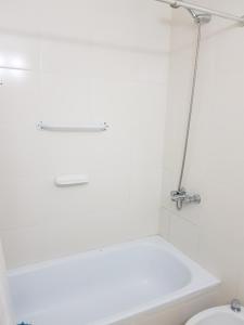 Et badeværelse på Jazzy-Habitación en Dpto Compartido
