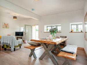 ein Wohnzimmer mit einem Holztisch und einem Sofa in der Unterkunft Cosy cottage in the Blackdown hills Devon in Honiton