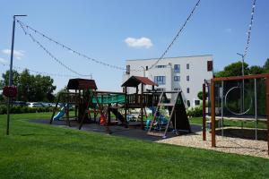 um parque infantil num parque com um baloiço em Rosi Residence em Chişoda