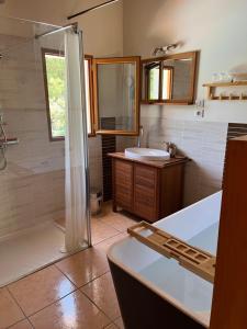 gîte de Fontjalabert en campagne tout confort的一间浴室