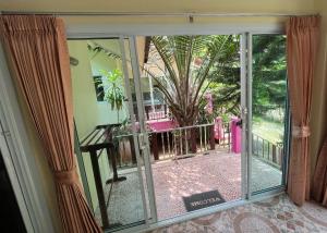 una puerta corredera de cristal con vistas a un patio en Mae Somboon House, en Lamai