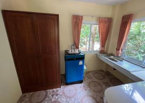 Kuchyň nebo kuchyňský kout v ubytování Mae Somboon House