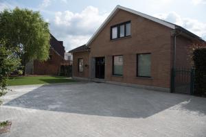 a brick house with a driveway in front of it at Vakantiewoning Den Appel in Dendermonde