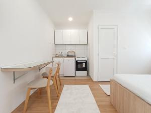 A kitchen or kitchenette at Apartment SUNSET III