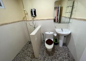 Koupelna v ubytování Mae Somboon House