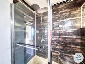 um chuveiro numa casa de banho com uma parede de vidro em Corail- Duplex de 45m2 - 10 min de l'aéroport et du centre de Saint Denis em Saint-Denis