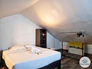 um quarto com uma cama num sótão em Corail- Duplex de 45m2 - 10 min de l'aéroport et du centre de Saint Denis em Saint-Denis