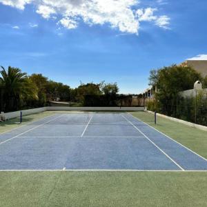 a tennis court with a tennis ball on it at Luminosa casa en Nerja in Nerja