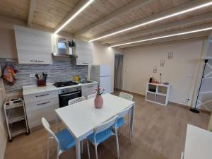 eine Küche mit einem Tisch und Stühlen im Zimmer in der Unterkunft Casa vacanze Mezzanine in Catania
