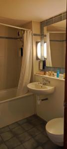 ペルピニャンにあるCampanile Perpignan Sudのバスルーム(洗面台、トイレ、バスタブ付)