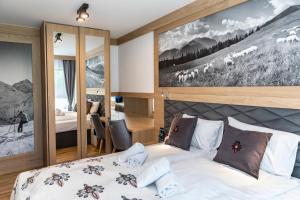 sypialnia z łóżkiem i dużym obrazem na ścianie w obiekcie Modrzejewska Residence Zakopane w Zakopanem