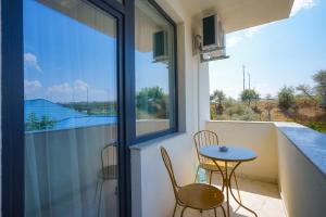 balcón con mesa, sillas y ventana en Green Luxury Apartament en Mamaia-Sat