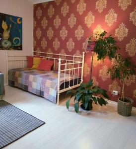 1 dormitorio con cama y pared roja en ,,Björklunda" cozy apartment in swedish lapland, en Lycksele