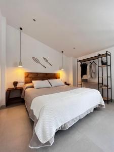 1 dormitorio con 1 cama blanca grande en una habitación en Ca Filomena en Tivenys